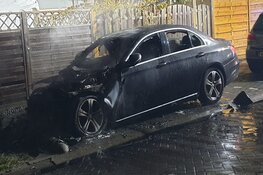 Auto door brand verwoest aan Thijssehof in Zaandam