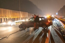 Auto slipt en eindigt in vangrail op A8