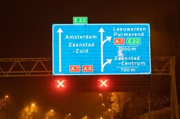 Auto slipt en eindigt in vangrail op A8