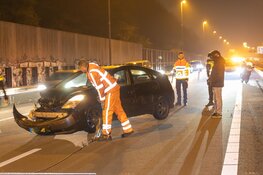 Auto slipt en eindigt in vangrail op A8