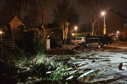 Automobilist wonderwel ongedeerd na zware crash in Zaandam