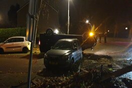 Automobilist wonderwel ongedeerd na zware crash in Zaandam