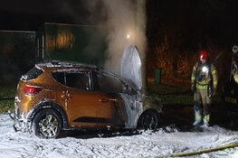 Auto door brand verwoest in Poelenburg