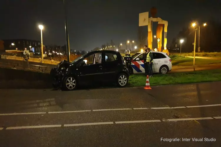 Auto tegen brugleuning gereden in Assendelft