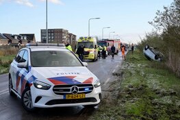 Auto op de kop in Assendelft