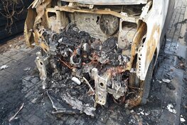 Auto en bestelbus door brand verwoest in Zaandam
