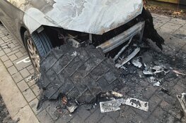 Auto en bestelbus door brand verwoest in Zaandam