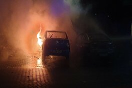 Twee auto&#39;s door brand verwoest in Poelenburg