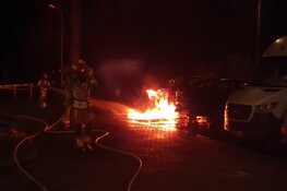 Twee auto&#39;s door brand verwoest in Poelenburg