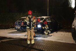 Twee auto&#39;s door brand verwoest in Poelenburg