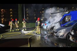 Auto in brand in Zaandam aan de Thijssestraat