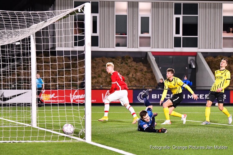 Jong AZ klopt VVV-Venlo in doelpuntrijk duel