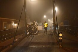 Auto tegen brug gereden in Oostzaan