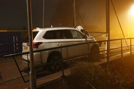 Auto tegen brug gereden in Oostzaan
