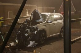 Auto tegen brug gereden in Oostzaan