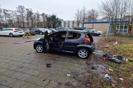 Auto in brand gestoken op parkeerplaats in Zaandam