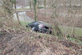 Auto rijdt talud af in Zaandam, Bestuurder komt met de schrik vrij