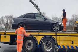 Auto rijdt talud af in Zaandam, Bestuurder komt met de schrik vrij