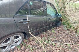 Auto rijdt talud af in Zaandam, Bestuurder komt met de schrik vrij