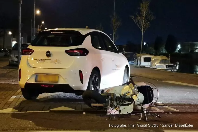 Flinke botsing tussen auto en scooter in Krommenie
