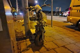 Flinke botsing tussen auto en scooter in Krommenie