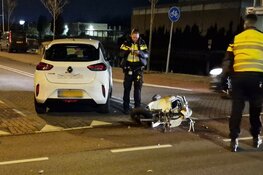 Flinke botsing tussen auto en scooter in Krommenie