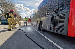 Lijnbus stopt na rook onder bus