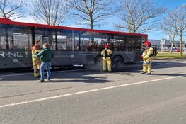 Lijnbus stopt na rook onder bus