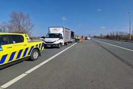 Snelweg A8 richting Knooppunt Zaandam uur dicht geweest vanwege gekantelde vrachtwagen