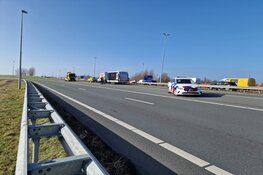 Snelweg A8 richting Knooppunt Zaandam uur dicht geweest vanwege gekantelde vrachtwagen