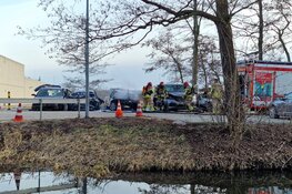 Autobrand achter politiebureau Zaandijk