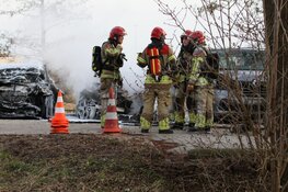 Autobrand achter politiebureau Zaandijk