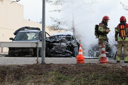 Autobrand achter politiebureau Zaandijk