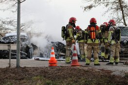 Autobrand achter politiebureau Zaandijk