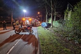 Auto tegen boom in Koog aan de Zaan, twee gewonden