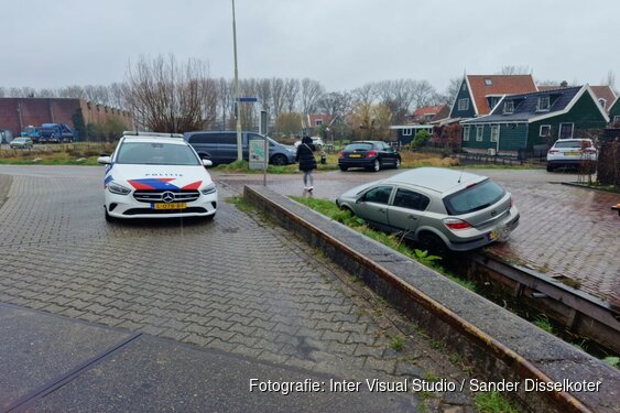 Auto rijdt in greppel in Haaldersbroek