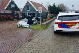 Auto rijdt in greppel in Haaldersbroek