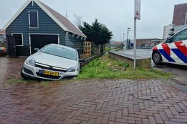 Auto rijdt in greppel in Haaldersbroek