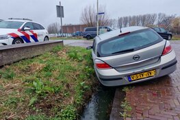 Auto rijdt in greppel in Haaldersbroek