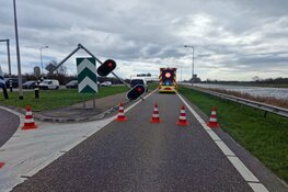 Verkeerslicht stuk door windstoten op N246