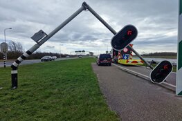 Verkeerslicht stuk door windstoten op N246