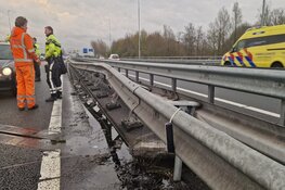Automobilist rijdt tegen vangrail bij Knooppunt Zaandam
