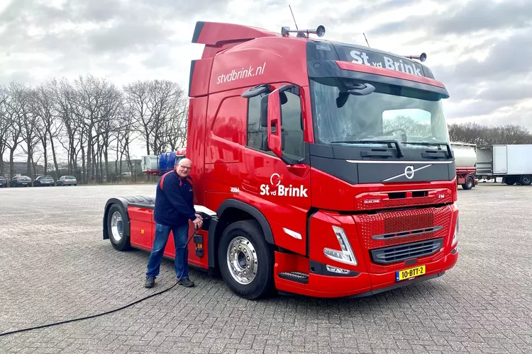 St vd Brink zet eerste twee elektrische trekkers in voor nationale distributie