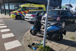 Scooterrijder gewond na botsing met auto in Zaandam
