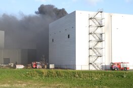 Grote brand bij opslag van cacaobedrijf in Westzaan