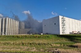 Grote brand bij opslag van cacaobedrijf in Westzaan