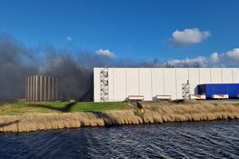Grote brand bij opslag van cacaobedrijf in Westzaan