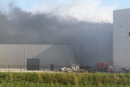 Grote brand bij opslag van cacaobedrijf in Westzaan