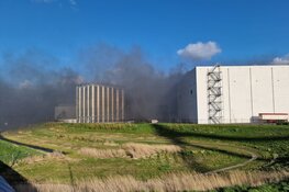 Grote brand bij opslag van cacaobedrijf in Westzaan
