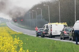 Auto in brand op A7, snelweg dicht